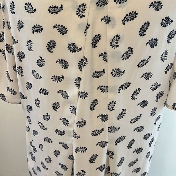 Premise Studio cream paisley short sleeve blouse Size M EUC - Picture 7 of 10